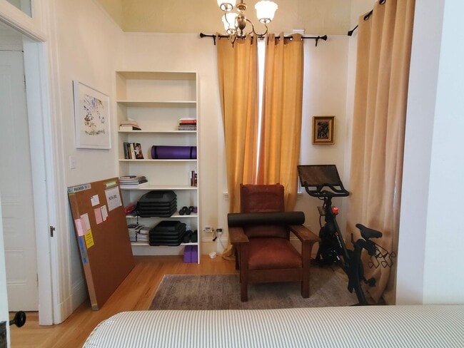 Building Photo - Noe Valley Beautifully Updated Top Floor Two Bedroom w. Chef's Kitchen and Laundry