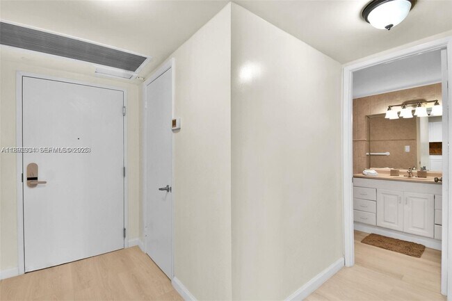 Building Photo - 2301 Collins Ave