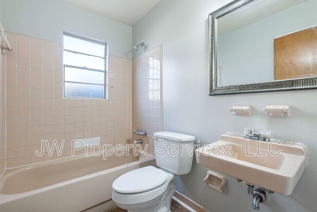 Building Photo - 5036 Highland Dr