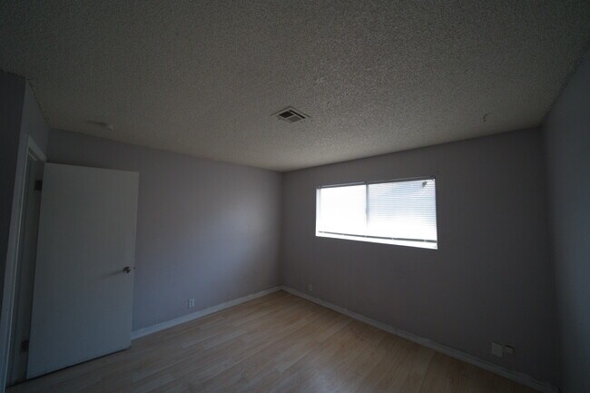 Building Photo - 5282 S Maryland Pkwy