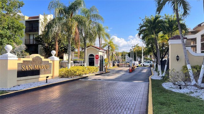 Building Photo - 8850 Fontainebleau Blvd