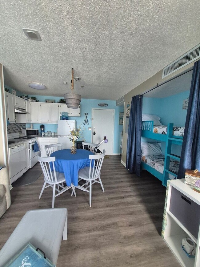 Building Photo - Charming 1BR Condo in Myrtle Beach