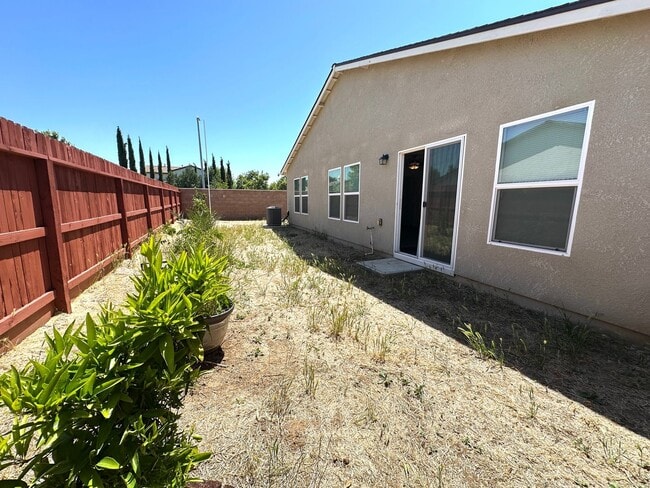 Building Photo - Beautiful Single Story Home Ready To Be Called Home!