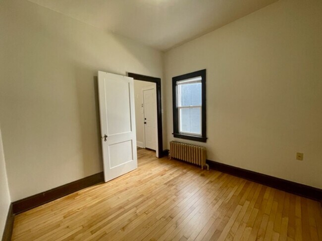 Building Photo - 303 N Quincy St