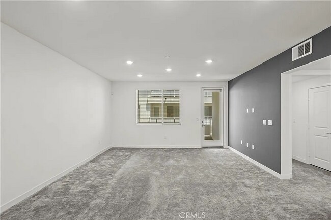 Building Photo - Comfortable Living in a Desirable Area