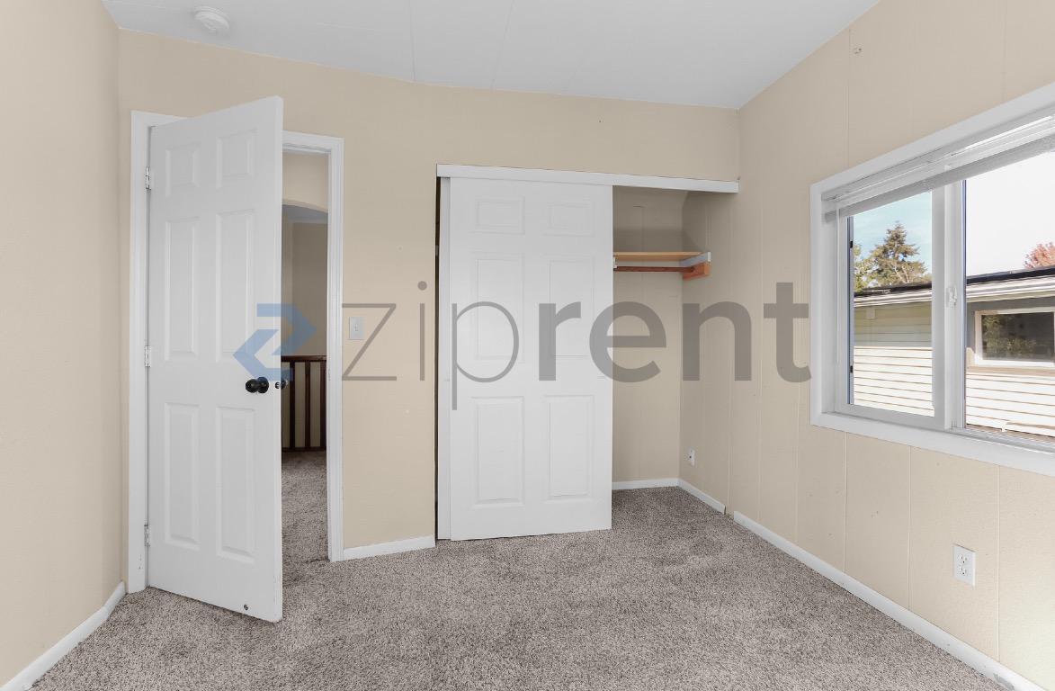 Building Photo - Unit