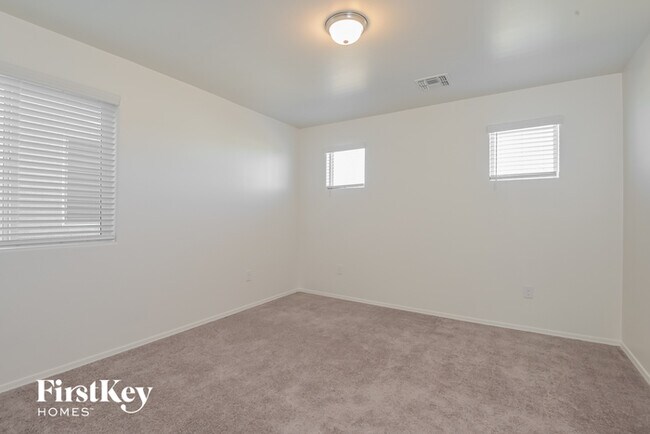 Building Photo - 2863 N Fair Oaks Ave