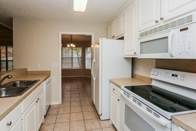 Building Photo - Beautifully updated 3 Bedroom Home