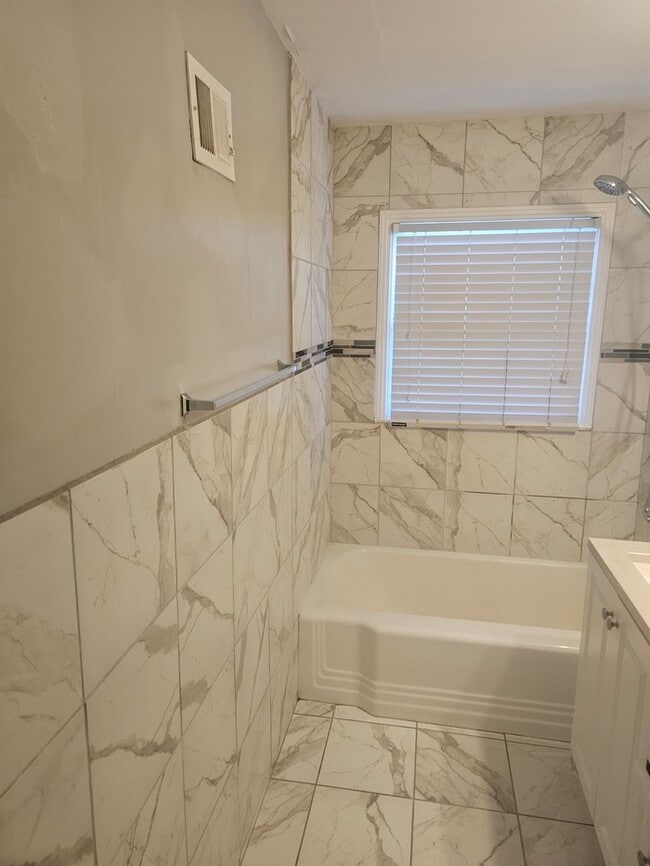 Building Photo - Charming 2 bedrooms and 1 bath home located on Sagamore Rd in Leawood, KS