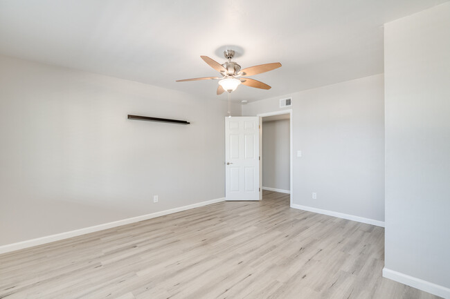 Building Photo - 6842 N Camino de las Brisas