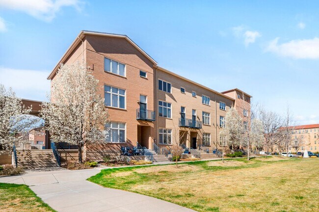 Building Photo - 2BD, 2BA Corner Unit Condo in Lowry
