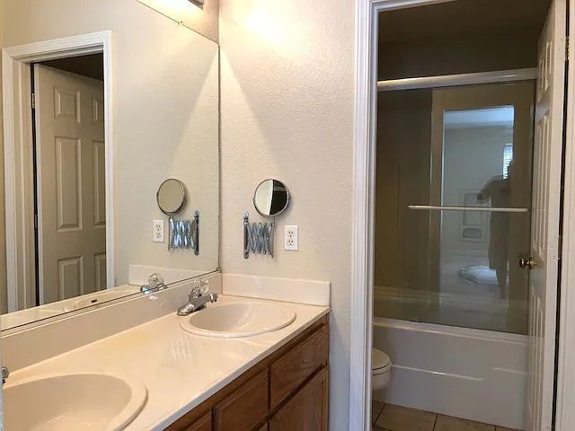 Building Photo - Beautiful End-Unit Townhome in Desirable S...