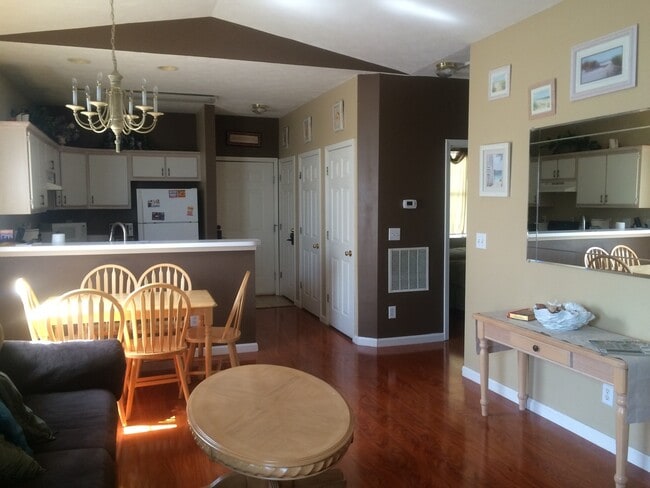 Building Photo - 2 Bed, 2 Bath Condo for Rent at River Oaks