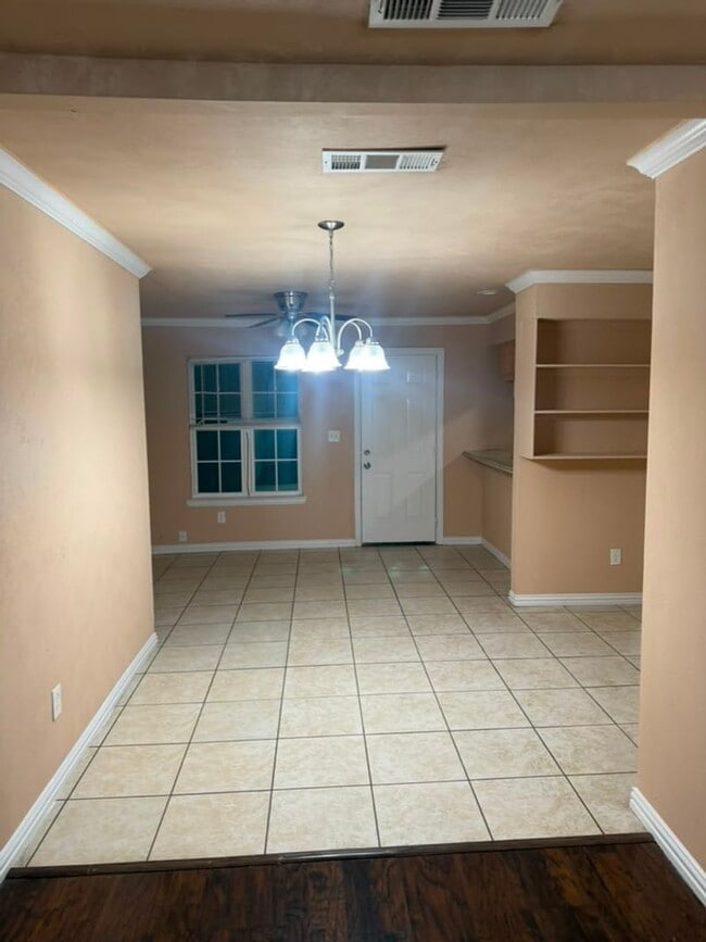 Building Photo - 317 Pecan St