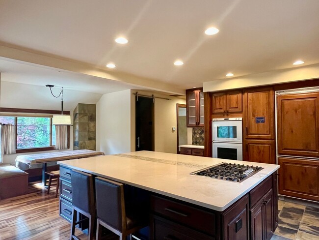 Building Photo - Luxury Estate Retreat in the Heart of Samm...