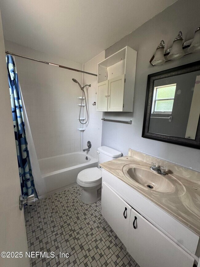 Building Photo - 283 Almansa Rd