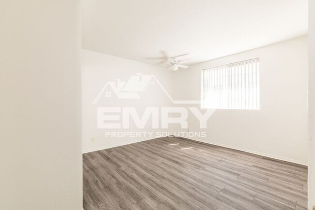 Building Photo - 2 Bed 1 Bath Apartment for Rent on Pickfor...