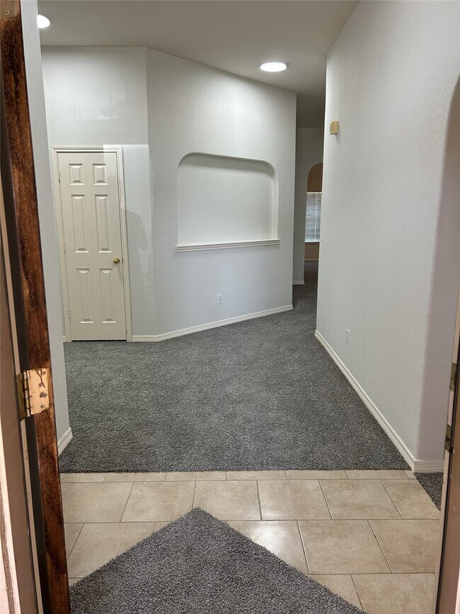 Building Photo - 1006 N Magnolia Dale Dr