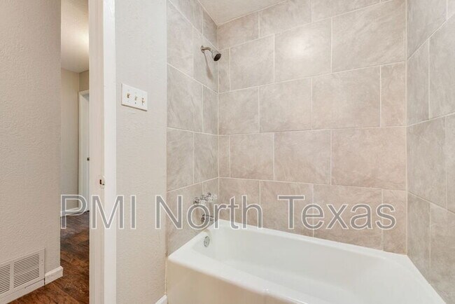 Building Photo - 305 Live Oak Dr