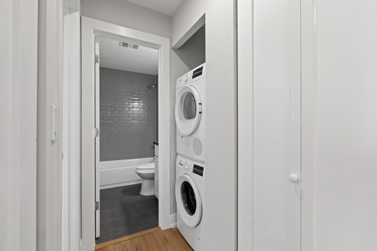 Building Photo - 530 W Aldine Ave