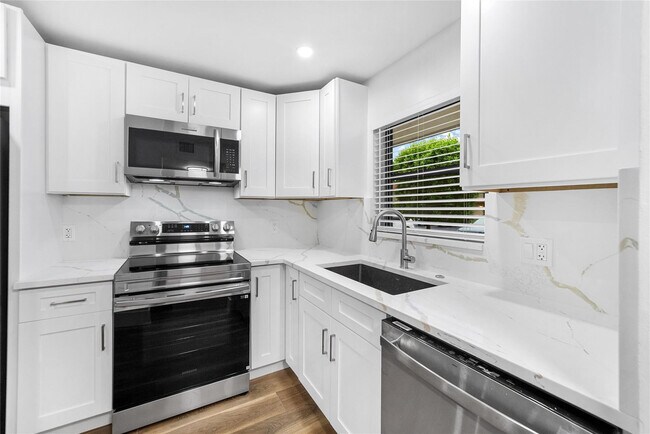 Building Photo - 21905 Lake Forest Cir