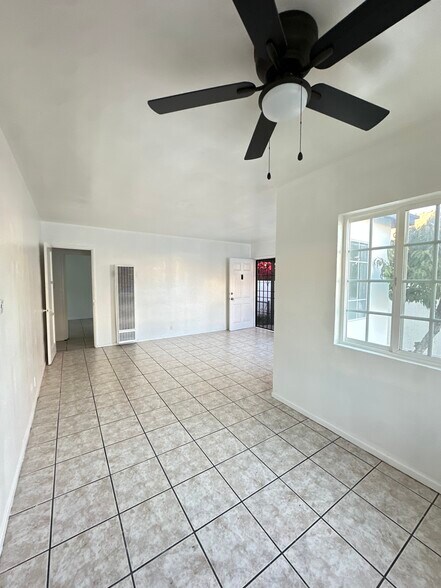 Building Photo - 1306 N Fries Ave