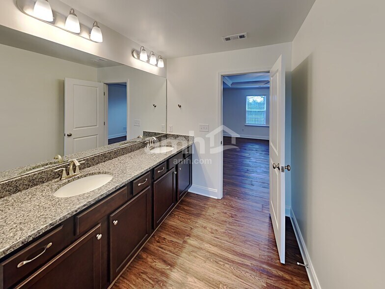 Building Photo - 1353 Lomond Dr