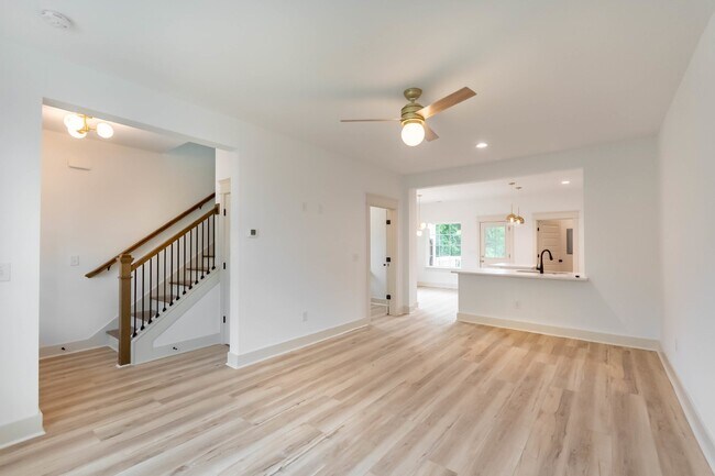Building Photo - 2 Bed 2.5 Bath End Unit Townhome!