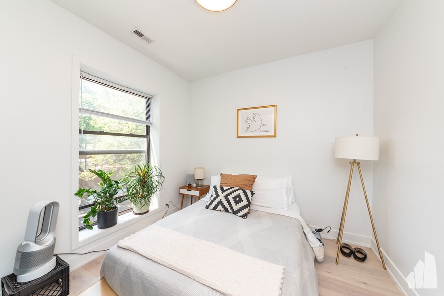 Building Photo - 1336 W Bryn Mawr Ave