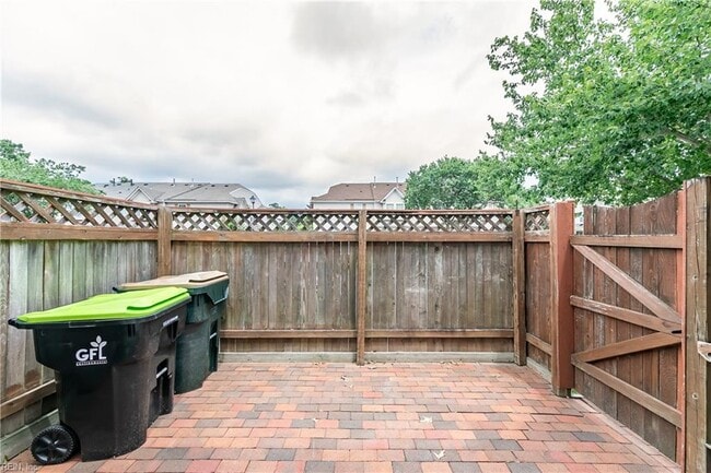 Building Photo - 108 White Cedar Ln