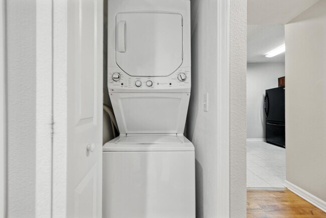 Building Photo - 9516 Amberdale Ct