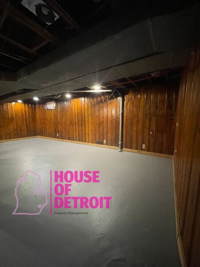 Building Photo - SUMMER SPECIAL~ 3 BEDROOM 1.5 BATH~ FREE P...