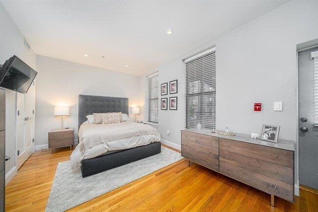 Building Photo - 822 Garden St