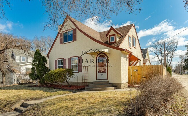 Building Photo - 116 16th Ave NW