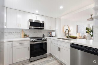 Building Photo - 2555 Collins Ave