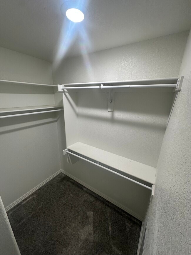 Building Photo - 1021 Lakeview Dr