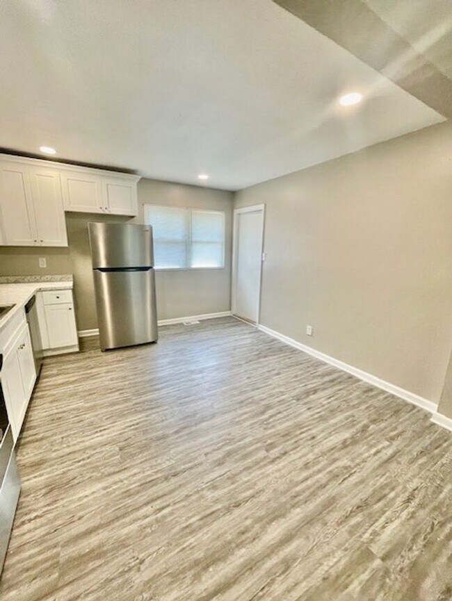 Building Photo - Spacious 5 Bedroom 2 Bath. This Home is Located in the Smallwood Community.