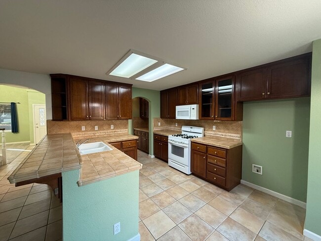 Building Photo - Large two story in Rose Hollow neighborhoo...