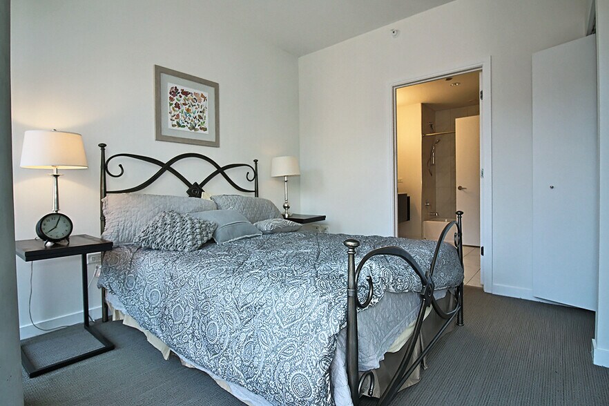 Building Photo - 789 N La Salle Dr