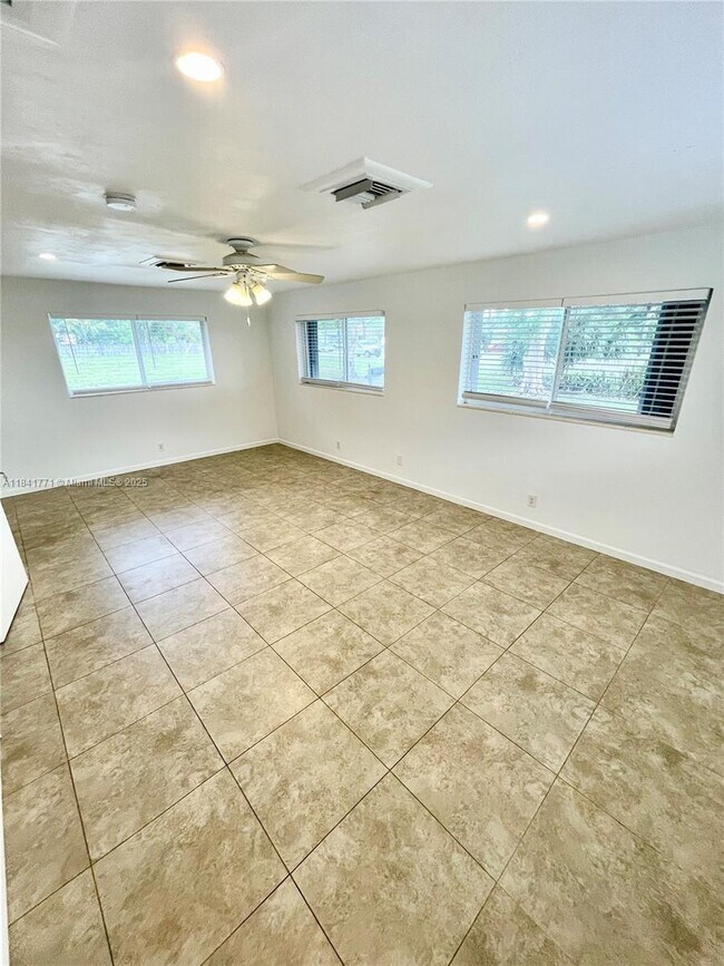 Building Photo - 4430 W Broward Blvd