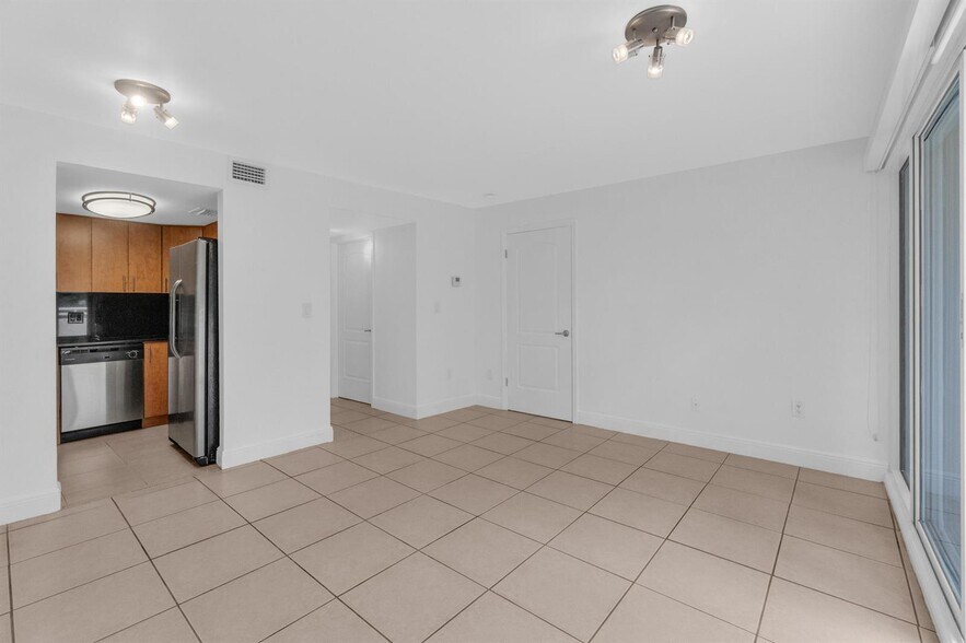 Building Photo - 2100 Brickell Ave