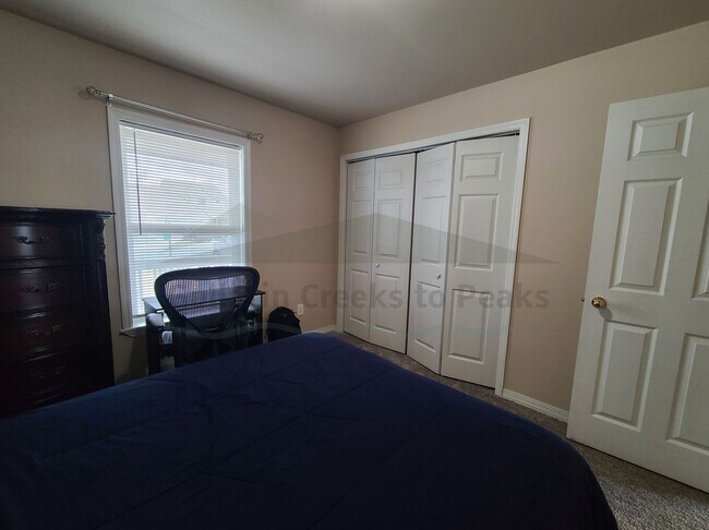 Building Photo - 3 Bedroom 2 Bathroom Home