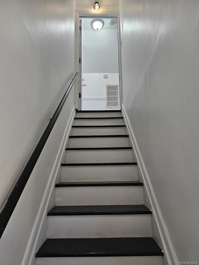 Building Photo - 7 Montgomery St