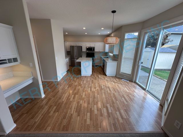 Building Photo - Charming Clackamas Retreat: Spacious 3-Bed...
