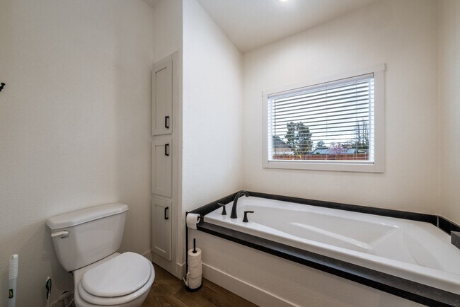 Building Photo - 523 W Vance Dr