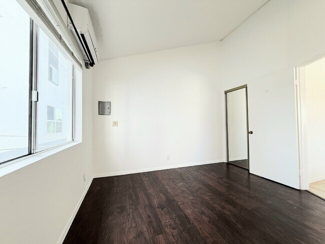 Building Photo - 1343 W 36th St