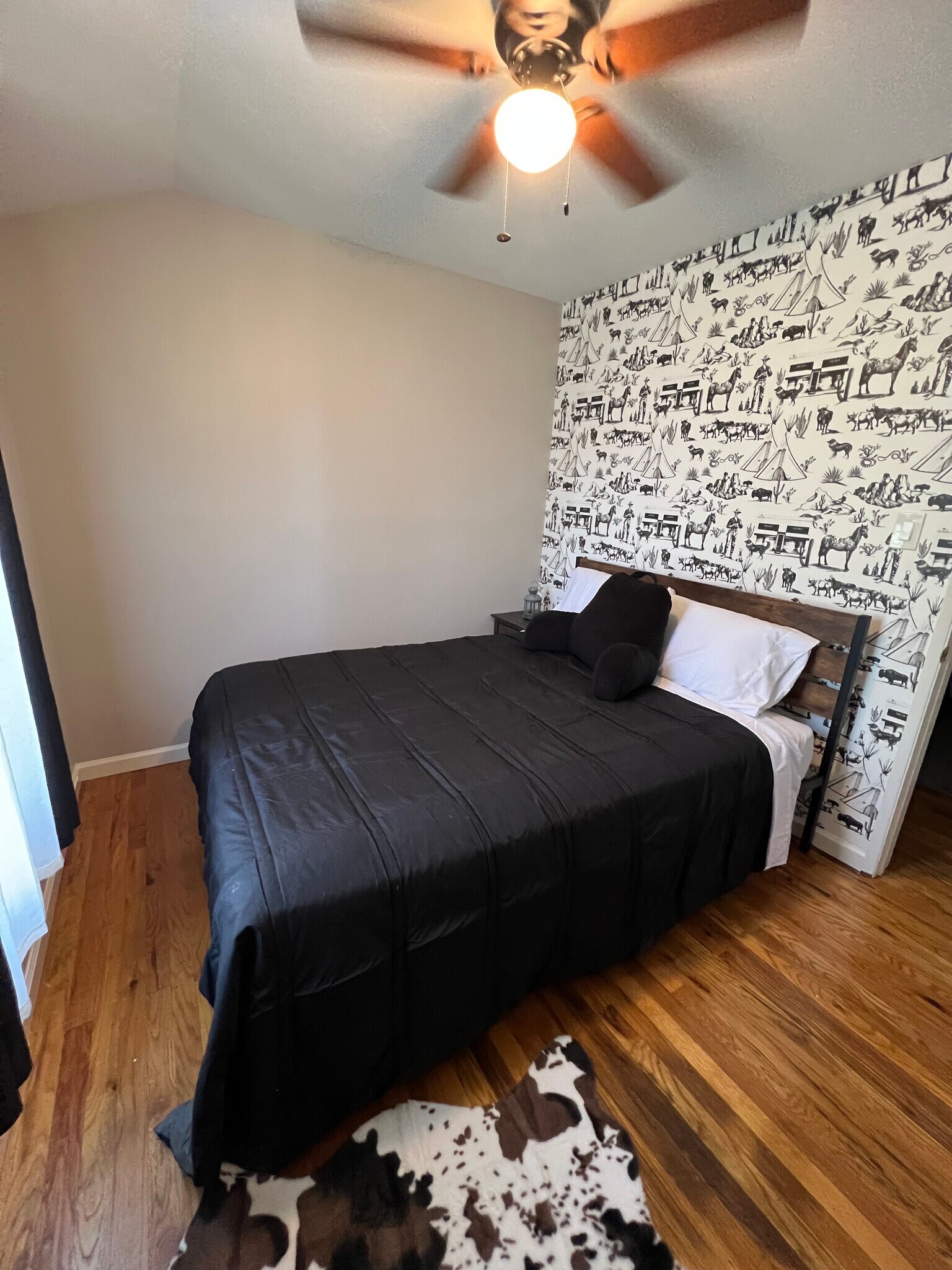 Queen bed - 1211 N Screenland Dr