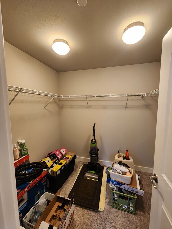 Building Photo - Large Spacious 4 Bed Home