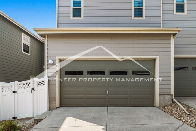 Building Photo - Lovely Townhome with Central AC and Washer/Dryer!