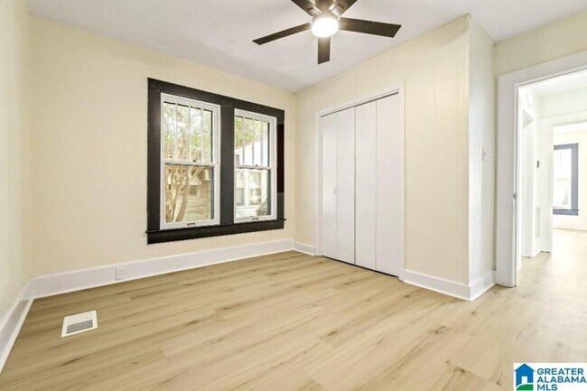 Building Photo - 425 Oak St